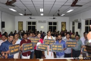 Sashi Tharoor and others holding placards at Vlisten Initiative inaugration event Nov, 2016