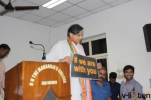 Sashi Tharoor holding placard at Vlisten Initiative inaugration event Nov, 2016