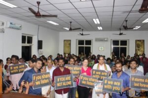 Sashi Tharoor and others holding placards at Vlisten Initiative inaugration event Nov, 2016