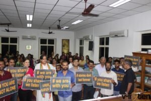 Sashi Tharoor and others holding placards at Vlisten Initiative inaugration event Nov, 2016