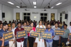 Sashi Tharoor and others holding placards at Vlisten Initiative inaugration event Nov, 2016